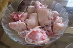 Để bún bò đươc ngon, đầu tiên bạn cần rửa sạch bắp bò và đuôi bò, cùng móng giò heo. Sau đó, đem chần sơ qua nước sôi. Bạn chỉ cần chần cho nguyên liệu ra chất cặn thì vớt ra sả sạch lại với nước lạnh.