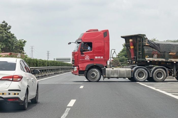 Quay đầu xe trên cao tốc, tài xế bị phạt 35 triệu đồng - Báo Xây Dựng