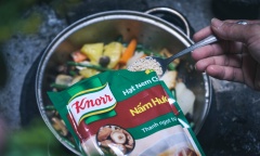 Nêm bột nêm chay Knorr, đường và nước tương cho vừa vị gia đình nhé. Sau đó cho nước lọc ngập rau củ, kho khoảng 10 phút cho nước rặc lại.