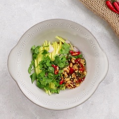 Làm mắm xoài: xoài bào sợi, hành tím cắt lát mỏng, ngò rí cắt khúc,hung lũi lấy lá và ngọn. Cho đường thốt nốt, gốc ngò và ớt vào cối giã nhuyễn sau đó cho nước mắm và cốt chanh vào. Dùng nước sốt vừa pha trộn với xoài, hành tím, ngò rí, hung lũi, rải đậu phọng rang lên. Cho phần gỏi vừa trộn ra chén ( giữ lại phần nước khi trộn gỏi không gạn nước đi, điều chỉnh lượng nước cốt chanh theo độ chua ngọt của xoài để hợp khẩu vị).