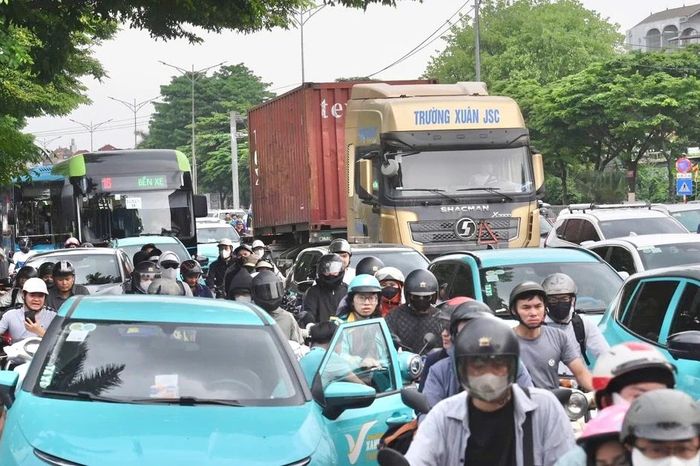Người lao động 'chen chân' về Hà Nội sau kỳ nghỉ 4 ngày - Báo Tri thức &amp; Cuộc sống