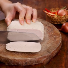 Cắt 300gr chả lụa thành miếng dài vừa ăn, đem chiên vàng 2 mặt. Vớt ra bỏ lên giấy thấm dầu.