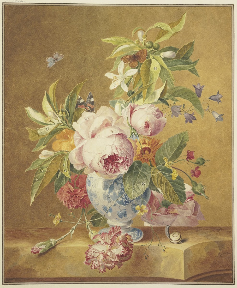Ein Blumenbouquet in blauer Vase mit drei Schmetterlingen vorne rechts eine Schn