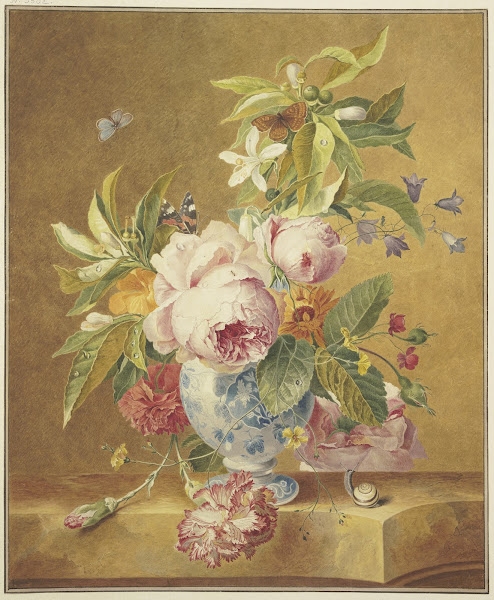 Ein Blumenbouquet in blauer Vase mit drei Schmetterlingen vorne rechts eine Schn