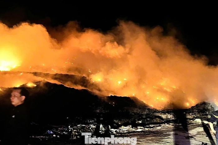 Căng mình gần 2 ngày đêm dập tắt đám cháy bãi rác rộng 1 ha ở Quảng Ngãi - Báo Tiền Phong