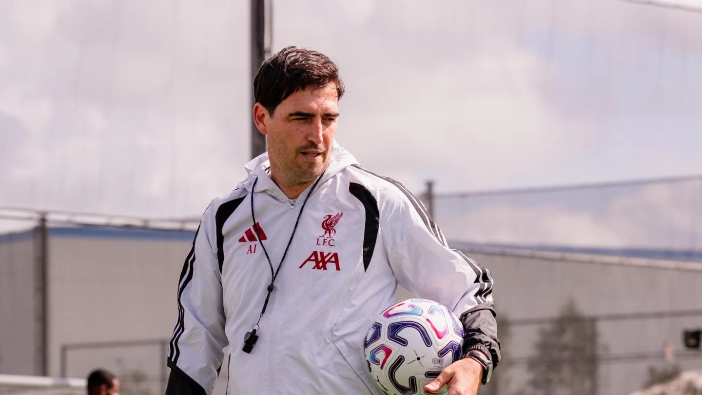 Andoni Iraola menyaksikan konferensi pers Liverpool 2026/27 dengan pemain-pemain tim