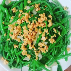 Bày ra dĩa và rắc đều tỏi phi lên dĩa rau cho cả nhà cùng dùng cơm thôi.