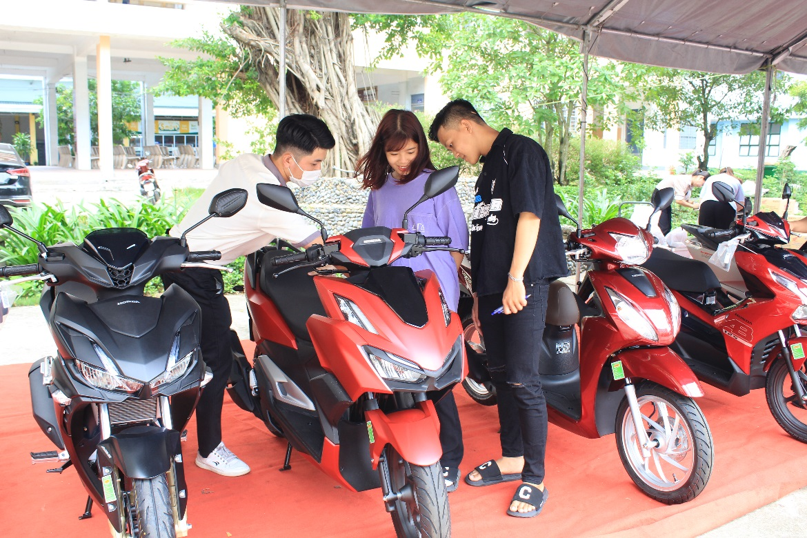 Cùng các bạn sinh viên DLA tham quan mẫu xe mới tại khu vực trưng bày xe Head Honda Phát Tiến