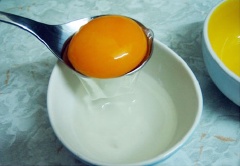Đập 6 quả trứng gà, tách riêng lòng đỏ với lòng trắng. Cho lòng đỏ vào một tô lớn, thêm 40g đường tiếp tục đánh cho đến khi tất cả quyện vào nhau và lòng đỏ chuyển màu vàng nhạt.