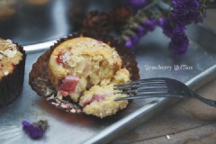 Trổ tài với bánh muffin mềm ẩm, có hương vị chua nhè nhẹ của sữa kết hợp với dâu nhé cả nhà. Món bánh thơm ngon phù hợp cho bữa sáng hoặc tiệc trà chiều trong tiết trời lạnh mùa đông.