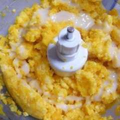 Khi hỗn hợp mịn, cho thêm sữa đặc vào xay cùng khoảng 2-3 phút nè.
