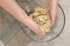 Làm nóng lò nướng ở nhiệt độ 200°C. Khoai lang nghiền nhuyễn. Trong một chiếc bát lớn, trộn khoai lang nghiền nhuyễn, bột củ năng, bột sắn, trứng, bơ lạt và muối cho đến khi mọi nguyên liệu hòa quyện vào nhau. Nhào bột bằng tay cho đến khi nó mềm, dẻo.