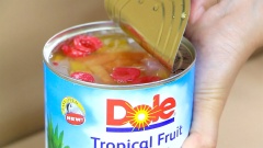 Trên cùng là lớp cocktail trái cây nhiệt đới với các loại trái cây như dứa, đu đủ, anh đào và thạch dừa.
