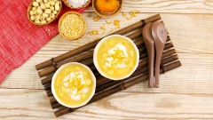Cuối cùng cho chè ra chén, ăn kèm với nước cốt dừa, rắc thêm vài sợi vỏ quýt mới chuẩn vị lục tàu xá. Khi thưởng thức, bạn sẽ cảm nhận được vị ngọt thanh của nước dừa tươi, đường phèn, vị bùi bùi của đậu xanh, hạt sen, vị đăng đắng nhẹ và mùi thơm dễ chịu từ vỏ quýt sẽ khiến cho bạn càng ăn càng nghiện.