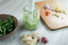Cắt nhỏ 5 lát lát gừng, tỏi và hành tím. Ớt bỏ hạt cắt nhỏ. Lá lốt rửa sạch, thái nhỏ. Cho tất cả vào cối xay nhuyễn mịn với 100ml nước cốt dừa.