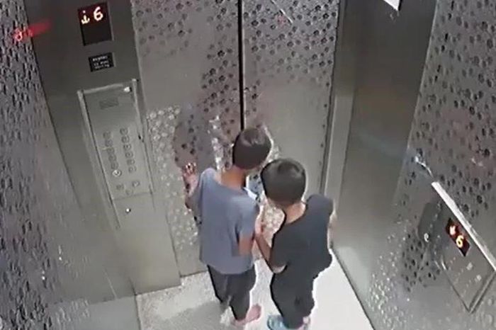 Nhét dép vào cửa thang máy, hai bé trai mắc kẹt suốt 9 tiếng - Tạp chí Doanh Nghiệp Việt Nam