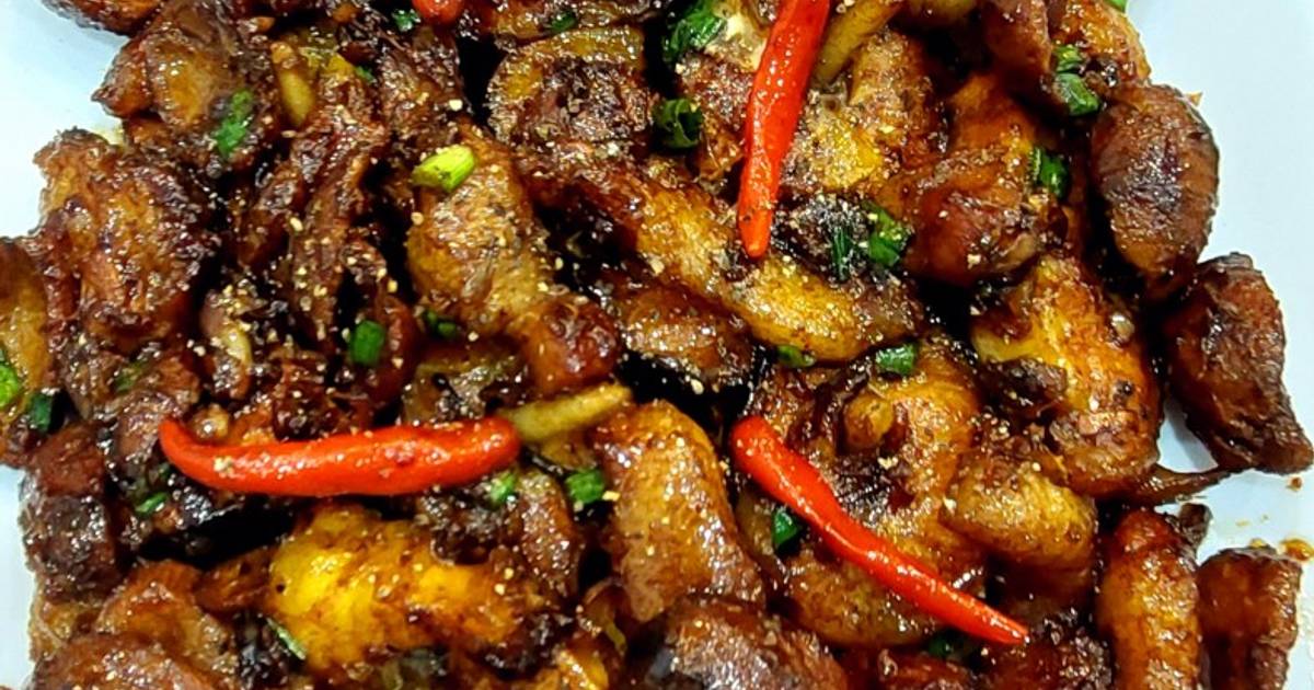 Cá tầm kho tộ với quả cọ
