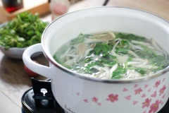 Chờ đến khi nước sôi trở lại thì cho thêm rau xà lách xoong, nấm bào ngư vào nồi. Nấu thêm 2 phút rồi nêm với 1 muỗng canh nước mắm, 1/2 muỗng canh hạt nêm trước khi tắt bếp.