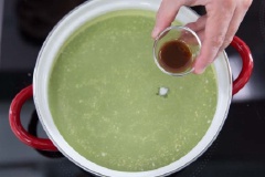 Trong một nồi đế dày cho whipping cream, hỗn hợp sữa, matcha, đường, tinh chất vani vào khuấy đều, rồi bắc lên bếp đun ở lửa nhỏ. Khi hỗn hợp sôi thì tắt lửa, cho lá gelatine vào khuấy cho đến khi gelatine tan hẳn.
