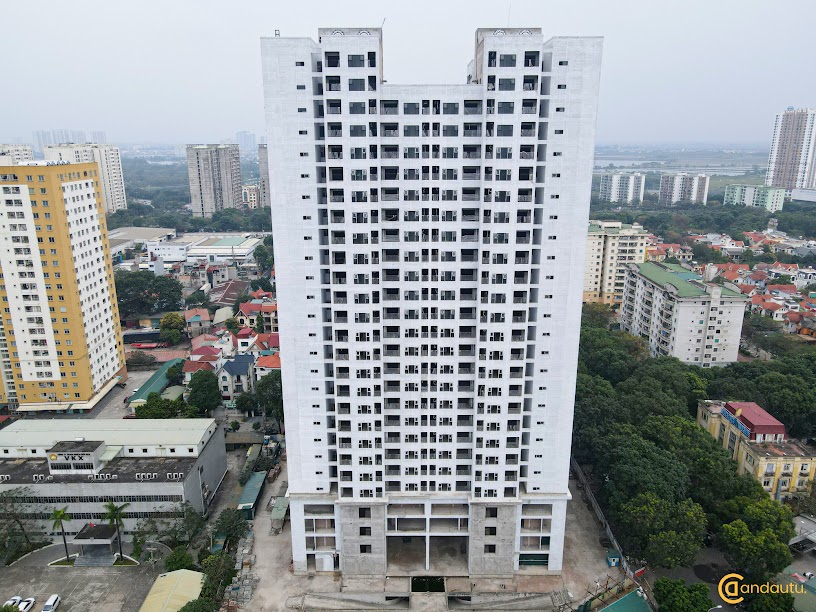 <p>Nội thất căn hộ Athena Complex Ph&aacute;p V&acirc;n được lựa chọn l&agrave; những sản phẩm chất lượng, đến từ những thương hiệu uy t&iacute;n trong v&agrave; ngo&agrave;i nước như thiết bị vệ sinh American standard, thiết bị điện Clipsal/TNC, sơn Nippon/Jotun, cửa gỗ c&ocirc;ng nghiệp chống ch&aacute;y, s&agrave;n gạch ceramic chống trơn, điều h&ograve;a 2 chiều Hinsense/LG&hellip; đảm bảo mang đến cho chủ nh&acirc;n tương lai kh&ocirc;ng gian sống hiện đại, tiện nghi v&agrave; bền đẹp với thời gian.</p>