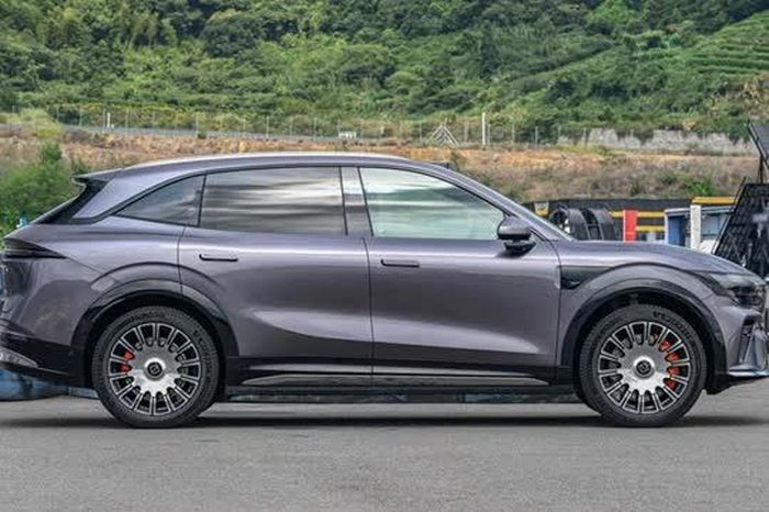 SUV công suất 784 mã lực, trang bị tiên tiến, giá gần 900 triệu đồng - Tạp chí Doanh Nghiệp Việt Nam