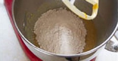 Sau đó cho phần hỗn hợp khô vào chung với hỗn hợp trứng sữa, trộn cho hỗn hợp đồng đều. Thêm cà rốt vào khuấy trộn đều.