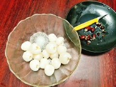 Tiếp đến, bóc vỏ từng quả vải sau đó dùng dao mũi nhọn lách xung quanh phần núm vải và khéo léo lấy hạt vải ra sao cho quả vải còn nguyên vẹn, hoặc nếu không cần cầu kỳ quá bạn chỉ việc tách đôi cùi vải và lấy hạt ra là được, bạn cứ làm như vậy cho hết chỗ vải còn lại. Lấy 1 cái hũ sạch rồi xếp vải đã sơ chế xong vào hũ, rót nước đường đã nguội vào hũ và đậy nắp lại và đem cất ngăn mát tủ lạnh.