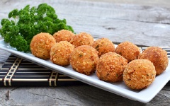Dùng nóng, chấm cùng tương ớt sẽ ngon hơn.