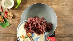 Cách ướp thịt bò trộn gỏi: Cắt lát mỏng 400gr thịt bò thăn, đem ướp thịt bò với 15gr tỏi băm, 1 muỗng canh hạt nêm, 1 muỗng canh đường, 1/2 muỗng canh tiêu xay, trộn đều. Bí quyết làm gỏi bò bóp thấu ngon hơn và không bị khô là nên thêm 1 muỗng canh dầu ăn vào thịt bò khi ướp, để thịt thấm gia vị 30 phút. Sau khi ướp, Cho thịt bò vào chảo nóng, xào thịt cho chín tái, cho thịt bò xào ra khỏi chảo, để riêng.