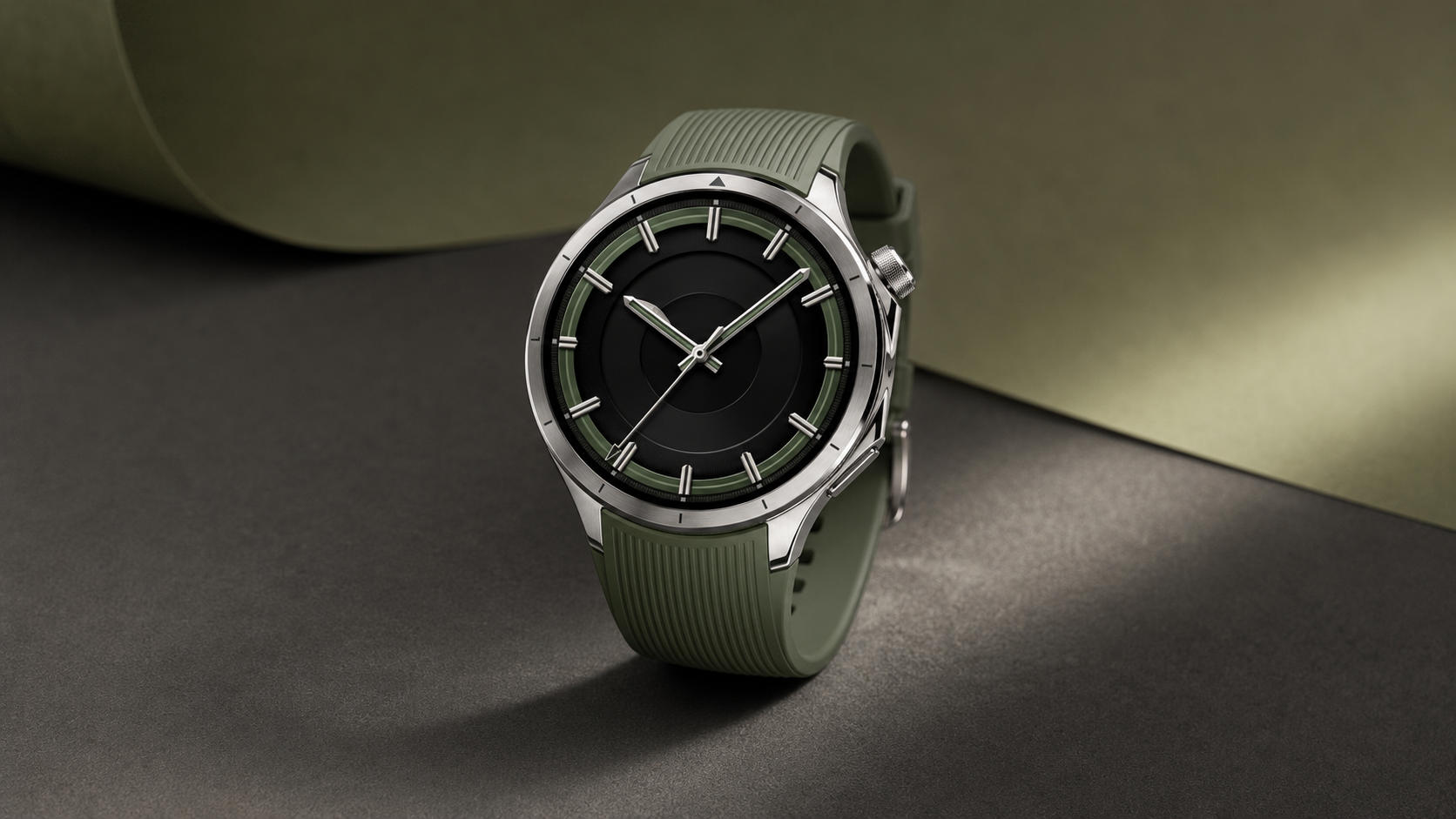 OnePlus Watch 3 verde e argento in fotografia editoriale