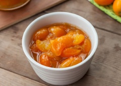 Trong những ngày trời lạnh không chỉ trẻ nhỏ mà cả người lớn cũng rất dễ bị cảm cúm, hắt hơi sổ mũi. Trong khi đó những vị thuốc có ngay tại nhà như quả tắc lại có tác dụng rất tốt cho việc phòng chống cảm cúm. Vì thế, bạn hãy làm ngay một hũ nước tắc đường phèn này để chăm sóc sức khỏe gia đình mình nhé.