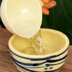 Pha nước chấm: Chuẩn bị 1 cái tô, cho 2 muỗng canh nước lọc, 1 muỗng canh đường , 1 muỗng canh nước mắm,1/2 muỗng canh nước cốt chanh, dùng muỗng khuấy tan hỗn hợp, sau đó cho thêm tỏi và ớt hiểm băm vào.