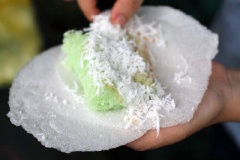Bánh ống lá dứa Trà Vinh có rất nhiều cách để thưởng thức. Nhưng không thể thiếu đi đậu phộng rang giã nhỏ, mè trắng rang và dừa nạo tươi ăn kèm nhé! Nhiều nơi họ còn dùng bánh tráng giấy để gói lên ngoài vừa để tránh bánh ống bị vỡ ra, vừa có thể ăn luôn cả bánh tráng giấy rất tiện lợi.