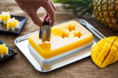 Để cho rau câu nguội hẳn và để tủ lạnh. Dùng khuôn cắt rau câu tùy thích để tạo hình cho dễ thương. Với món rau câu này, không chỉ người lớn mà cả trẻ em cũng thích lắm đấy. Bạn hãy vào bếp làm ngay cho cả gia đình thưởng thức nhé.