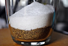 Sau đó thêm 200gr muối vào, trộn đều nữa là hoàn tất.