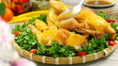 Gà chín bày lên mâm cùng chén nước sốt sánh mịn. Dùng dao chặt gà ra trang trí cùng với rau ăn kèm sao cho đẹp mắt. Món ăn này bạn có thể ăn kèm với rau xà lách xoong cùng với cơm hay xôi đều rất ngon. Từng miếng gà ngấm đều, đậm đà vị nước mắm, khi ăn vào cảm giác thích thú và lạ miệng. Còn chờ gì mà Tết này không "chiêu đãi" cả nhà bằng món ăn hấp dẫn này!