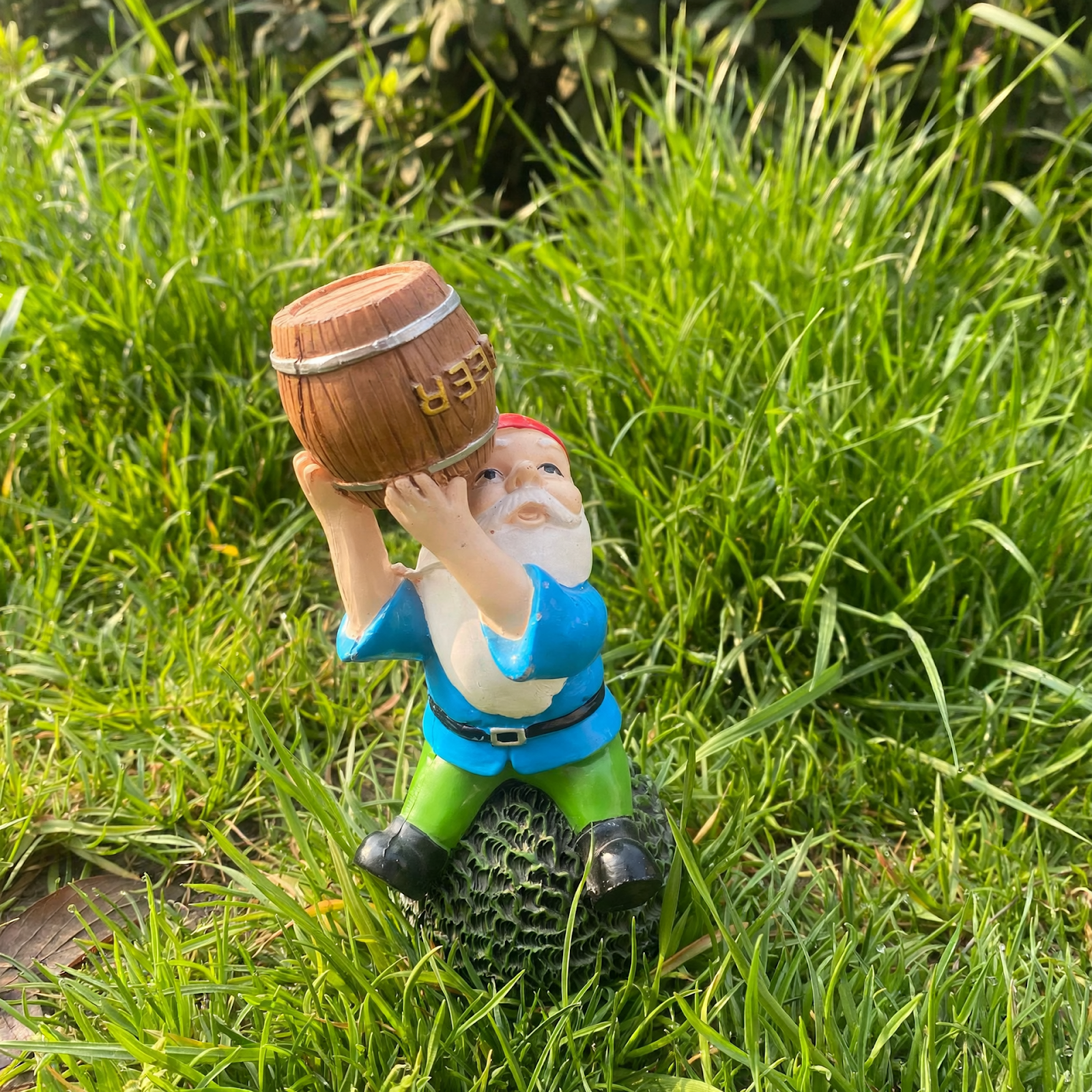 Wichtelfigur mit roter Mütze und Hydranten-Motiv