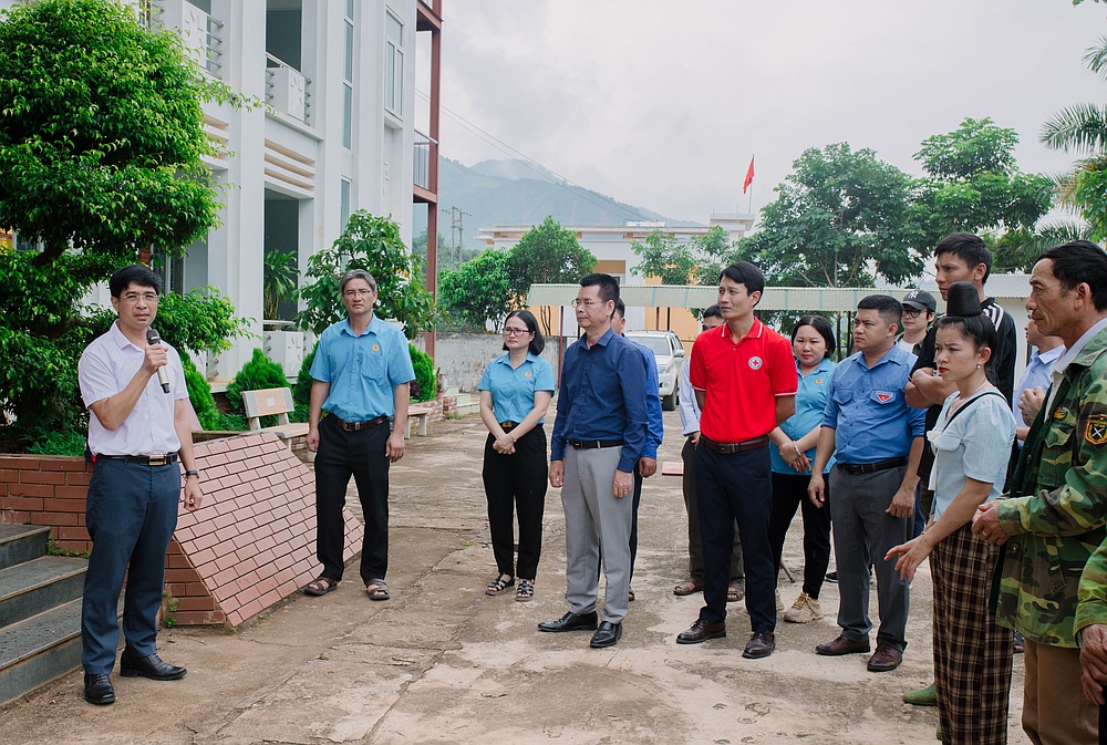 Trường Đại học Tây Bắc trao quà ủng hộ nhân dân xã Huổi Một, tỉnh Sơn La khắc phục thiệt hại sau mưa lũ