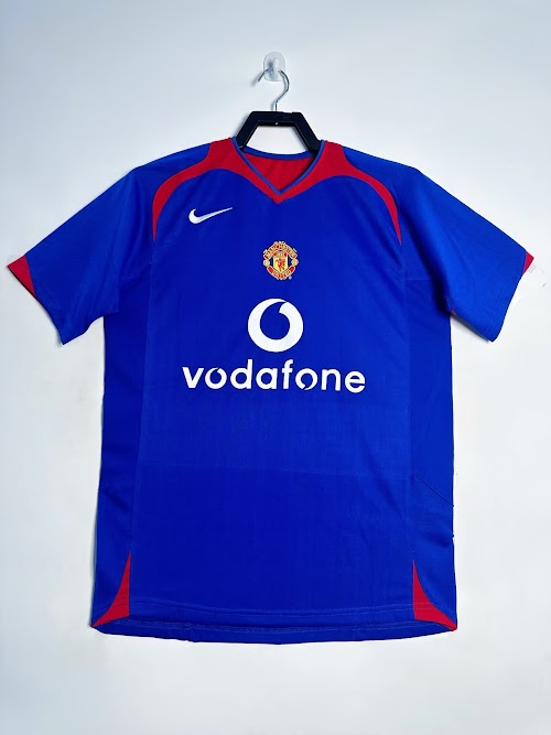 Equipación de visitante del Manchester United 2005-06.jpeg