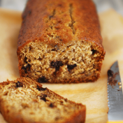Bánh mì chuối chocolate chip đơn giản, dễ thực hiện với vị béo ngọt, xốp mềm cực ngon của chuối cùng choco đăng đắng. Nhanh tay lưu công tức và làm ngay cho bữa sáng đầy dinh dưỡng nào.