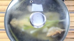 Tắt lửa, đậy nắp thêm 20 phút để thịt gà luộc được chín hoàn toàn. Sau luộc gà hoàn tất thì vớt ra, cho vào thau nước đá lạnh để gà luộc nguội hoàn toàn, da gà co lại săn chắc và không bị bỡ, sẽ giòn và căng mộng hơn rất nhiều.