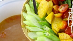 Thêm bạc hà, thơm, đậu bắp, 1/2 số cà chua bi vào nấu khoảng 5 phút cho nước sôi lại. Nêm nếm với 80ml nước mắm, 100gr đường, 20gr hạt nêm, 150ml nước cốt me.