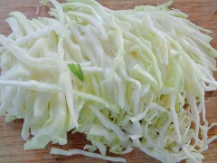 Hành tây thái mỏng, cà rốt bào ướp với 2 muỗng canh đường, 2 muỗng canh giấm, 2 muỗng canh nước cốt chanh. Để trong ngăn mát tủ lạnh 20 phút.