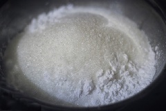Lá dứa rửa sạch, xay nhuyễn, lọc lấy nước cốt. Trong một ậu lớn, trộn đều 370g đường, 300g bột năng, 100g bột gạo tẻ với nhau. Hòa 350ml nước vào nước cốt dừa để tạo ra 1 lít nước cốt loãng. Đậu xanh ngâm trước đó khoảng 3 tiếng cho nở mềm rồi cho vào nồi nước đun sôi, sau đó đổ bớt nước đi, đậy nắp và để chín bằng hơi. Khi đậu chín thì để ra ngoài cho nguội bớt.