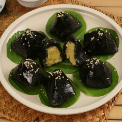 Bánh gai mềm dai, phầm bột dẻo, thơm mùi lá gai. Phần nhân thì bùi bùi của đạu xanh và beo béo của dừa, vị ngọt vừa miệng ăn không hề ngán chút nào.