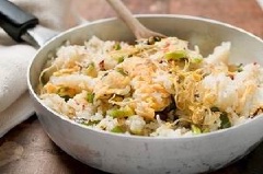 Cho dầu ăn vafop chảo, phi thơm hành tím băm nhỏ rồi cho cơm cùng các nguyên liệu khác (trừ hoa bí) vào rang, nêm 1 muỗng cà phê hạt nêm, 1/4 muỗng cà phê tiêu, 1/2 muỗng cà phê muối cho vừa ăn.