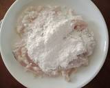 Cá lóc cắt lát dày 1cm. Nghiền nhuyễn Shio koji qua rây (nghiền nhuyễn để Shio koji dễ thấm vào nguyên liệu cho các món áp chảo, chiên, nướng không bị cháy và lợn cợn do hạt Shio koji. Ngoài ra khi nghiền nhuyễn thì Shio koji sẽ thấm nhanh, cho các món ăn không cần thời gian ướp lâu, món ăn thơm hơn, đậm đà ngấm vị hơn, nổi bật được mùi vị đặc trưng của sản phẩm. Khi hấp thì các bạn không cần nghiền nhuyễn nhé) Sau đó cho cá vào ướp 30p. Cá đã ướp xong, áo đều cá qua một lớp bột chiên giòn hoặc