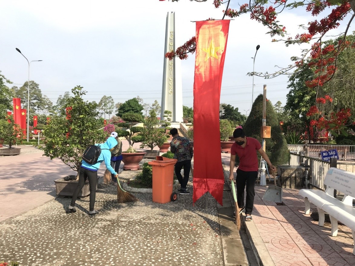 Hình 1 Đoàn viên sinh viên DLA góp sức trẻ vào các hoạt động về nguồn