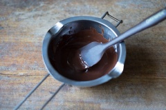 Làm nóng chảy chocolate đen rồi khấy cho mịn (bạn có thể hấp cách thủy hoặc cho vào lò vi sóng để làm tan chảy chocolate). Cho sữa vào khấy đều.