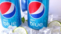 Chuẩn bị phần đá pepsi blue: Đầu tiên bạn đổ hết 2 lon pepsi blue vào khay, bỏ tủ đông ít nhất 4 tiếng hoặc đến khi nước đông thành đá.